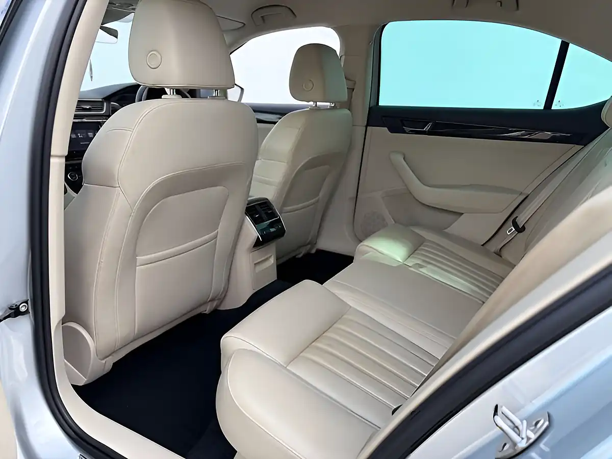 Used 2017 Skoda Superb Laurin & Klement Brilliant Silver - Interior and Exterior details 19