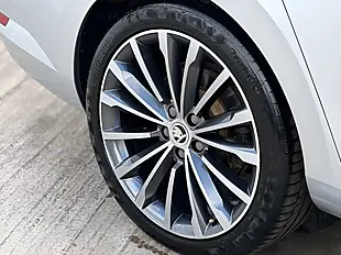 Used 2017 Skoda Superb Laurin & Klement Brilliant Silver - Interior and Exterior details 4