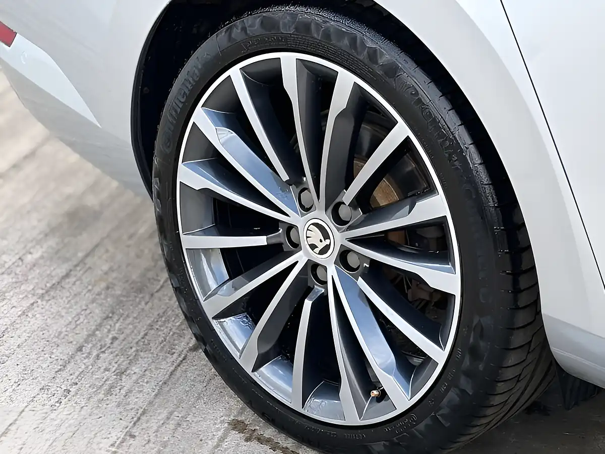 Used 2017 Skoda Superb Laurin & Klement Brilliant Silver - Interior and Exterior details 4