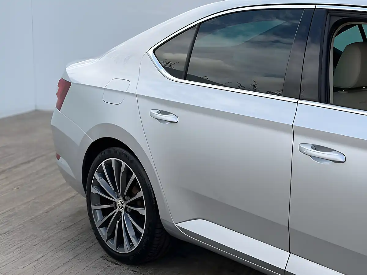 Used 2017 Skoda Superb Laurin & Klement Brilliant Silver - Interior and Exterior details 5