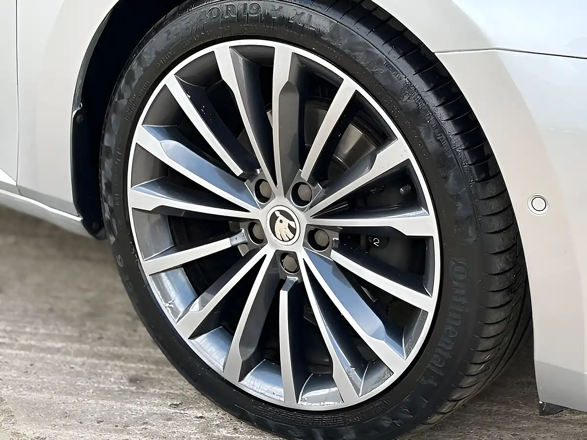 Used 2017 Skoda Superb Laurin & Klement Brilliant Silver - Interior and Exterior details 6