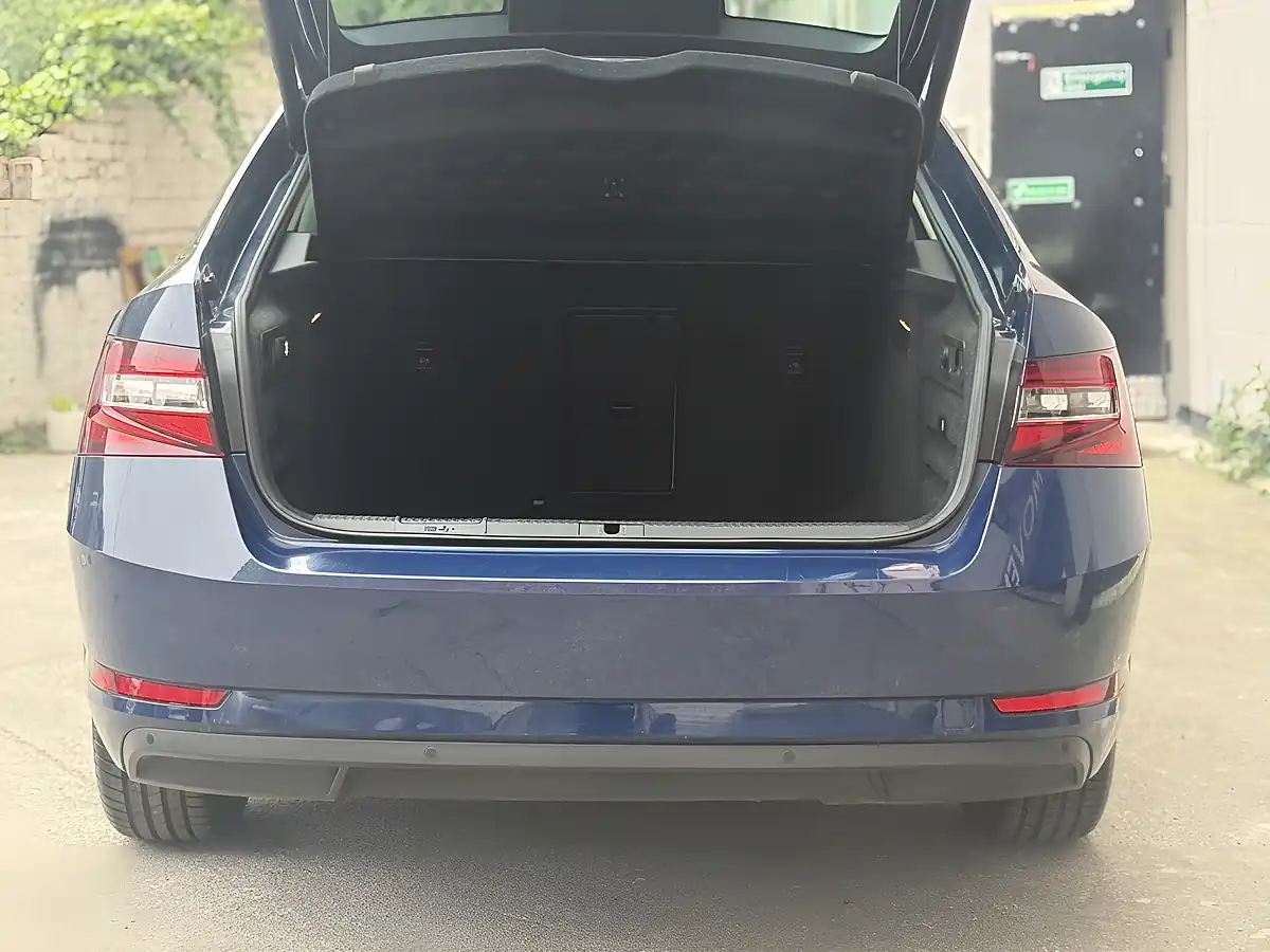 Used 2017 Skoda Superb Se L Executive Blue - Interior and Exterior details 10