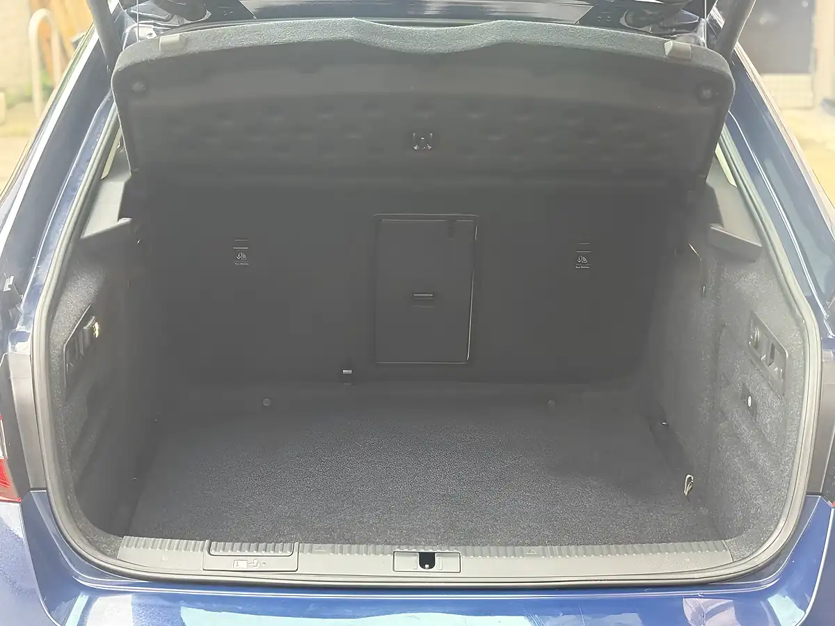 Used 2017 Skoda Superb Se L Executive Blue - Interior and Exterior details 11