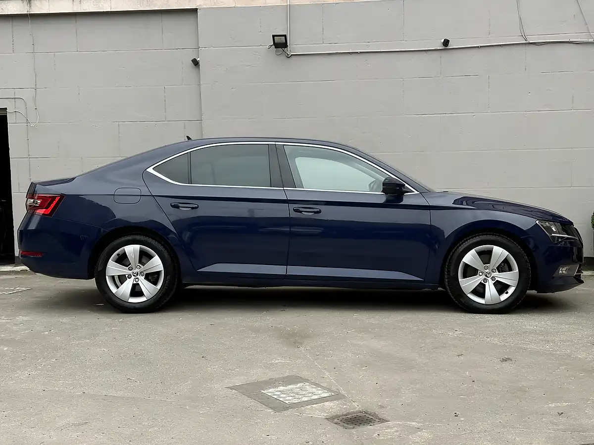 Used 2017 Skoda Superb Se L Executive Blue - Interior and Exterior details 5