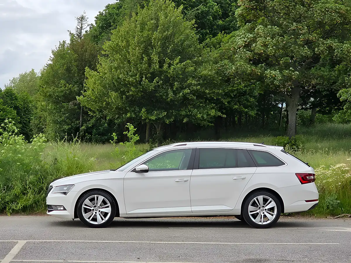 Used 2017 Skoda Superb Se L Executive White - Interior and Exterior details 4