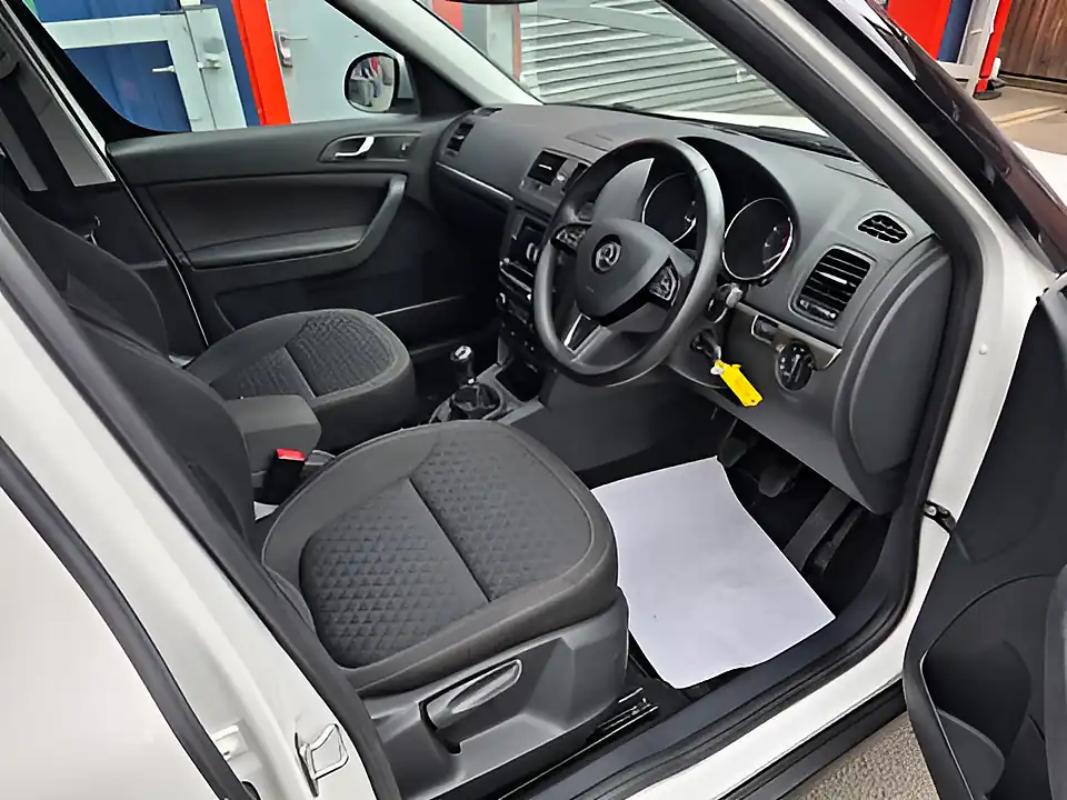 Used 2017 Skoda Yeti Outdoor Se Drive White - Interior and Exterior details 12