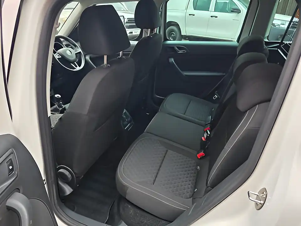Used 2017 Skoda Yeti Outdoor Se Drive White - Interior and Exterior details 14
