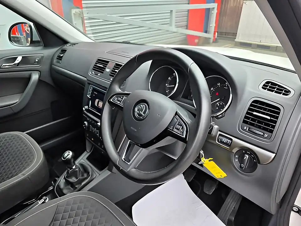 Used 2017 Skoda Yeti Outdoor Se Drive White - Interior and Exterior details 16
