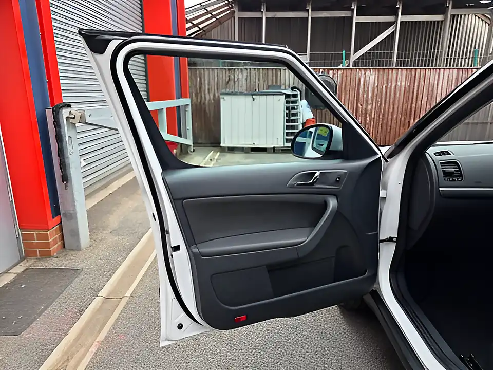 Used 2017 Skoda Yeti Outdoor Se Drive White - Interior and Exterior details 17