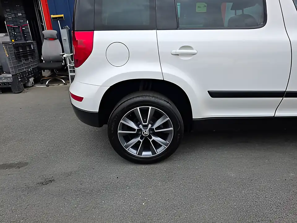Used 2017 Skoda Yeti Outdoor Se Drive White - Interior and Exterior details 9