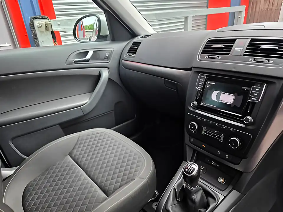 Used 2017 Skoda Yeti Outdoor Se Drive White - Interior and Exterior details 11