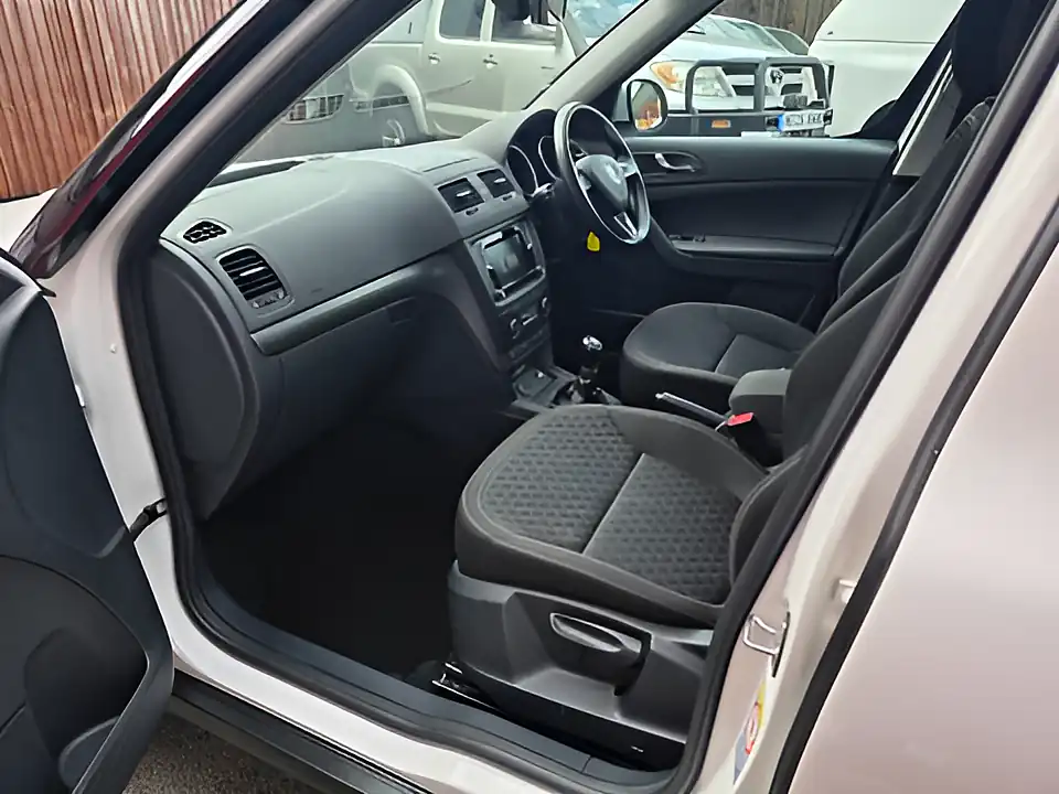 Used 2017 Skoda Yeti Outdoor Se Drive White - Interior and Exterior details 12