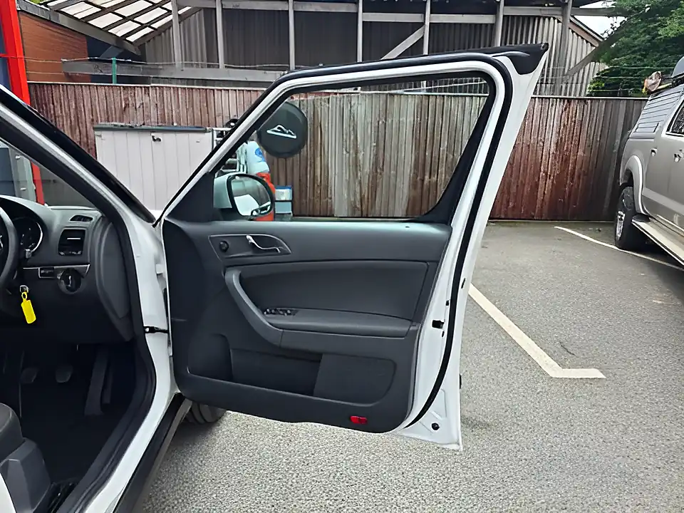 Used 2017 Skoda Yeti Outdoor Se Drive White - Interior and Exterior details 16