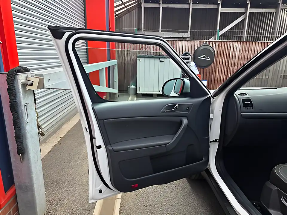 Used 2017 Skoda Yeti Outdoor Se Drive White - Interior and Exterior details 17