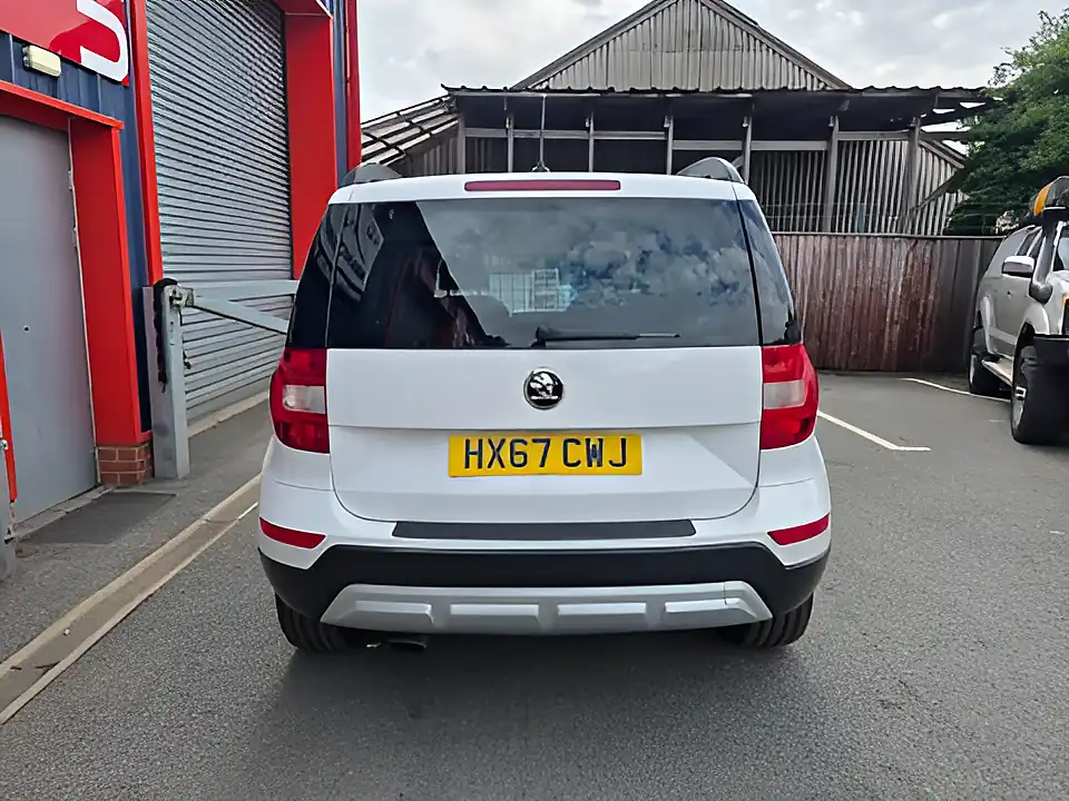 Used 2017 Skoda Yeti Outdoor Se Drive White - Interior and Exterior details 7