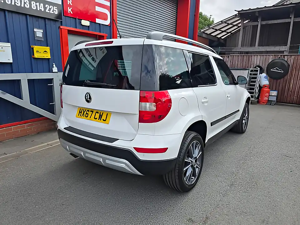 Used 2017 Skoda Yeti Outdoor Se Drive White - Interior and Exterior details 8