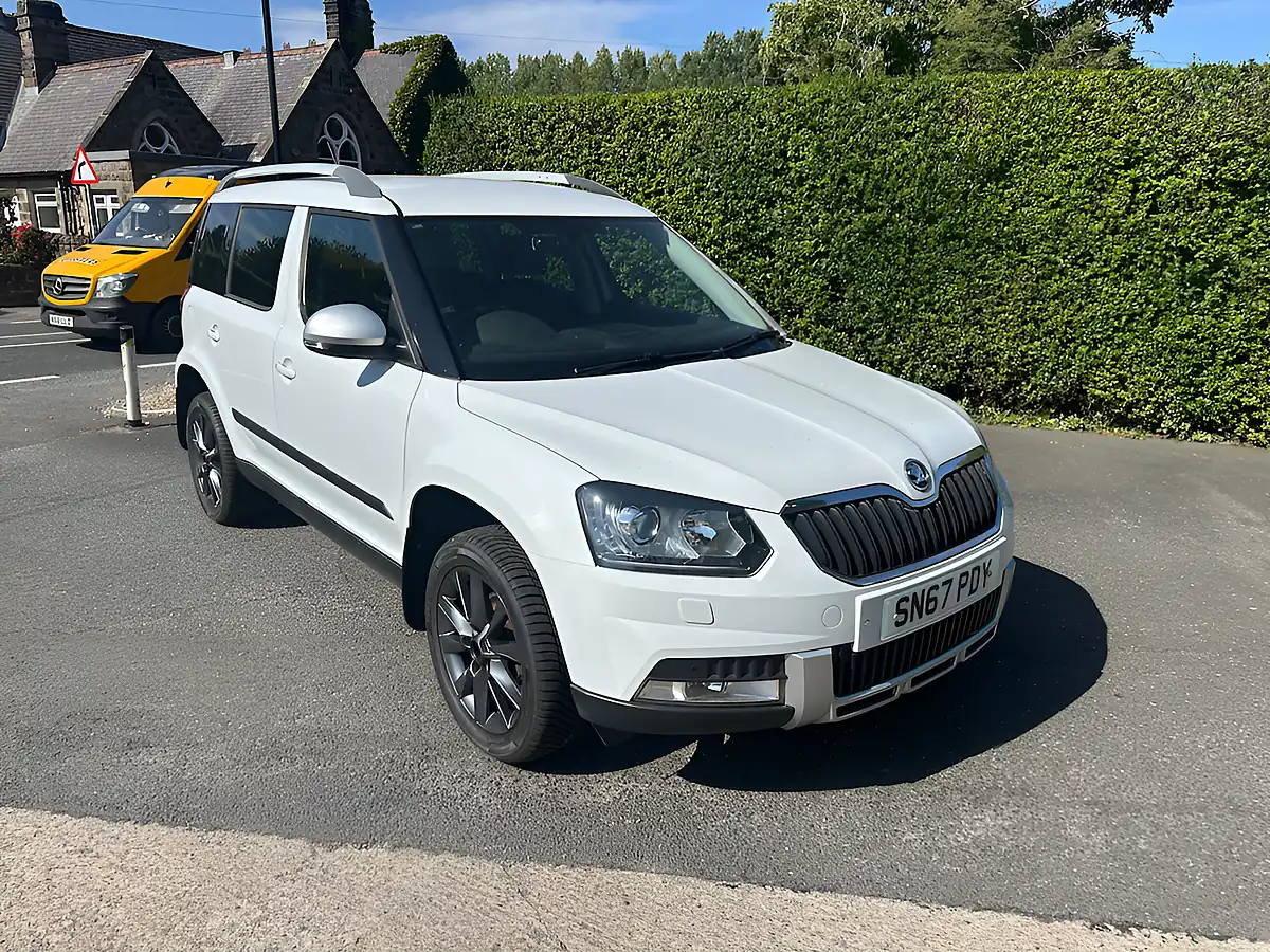 Used 2017 Skoda Yeti Outdoor Se L Drive White - Front View