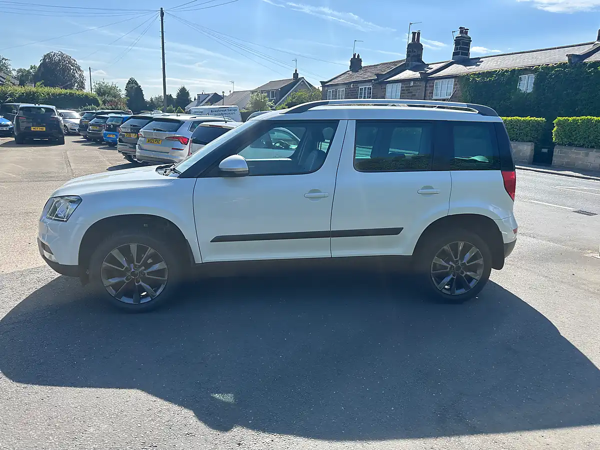 Used 2017 Skoda Yeti Outdoor Se L Drive White - Interior and Exterior details 4