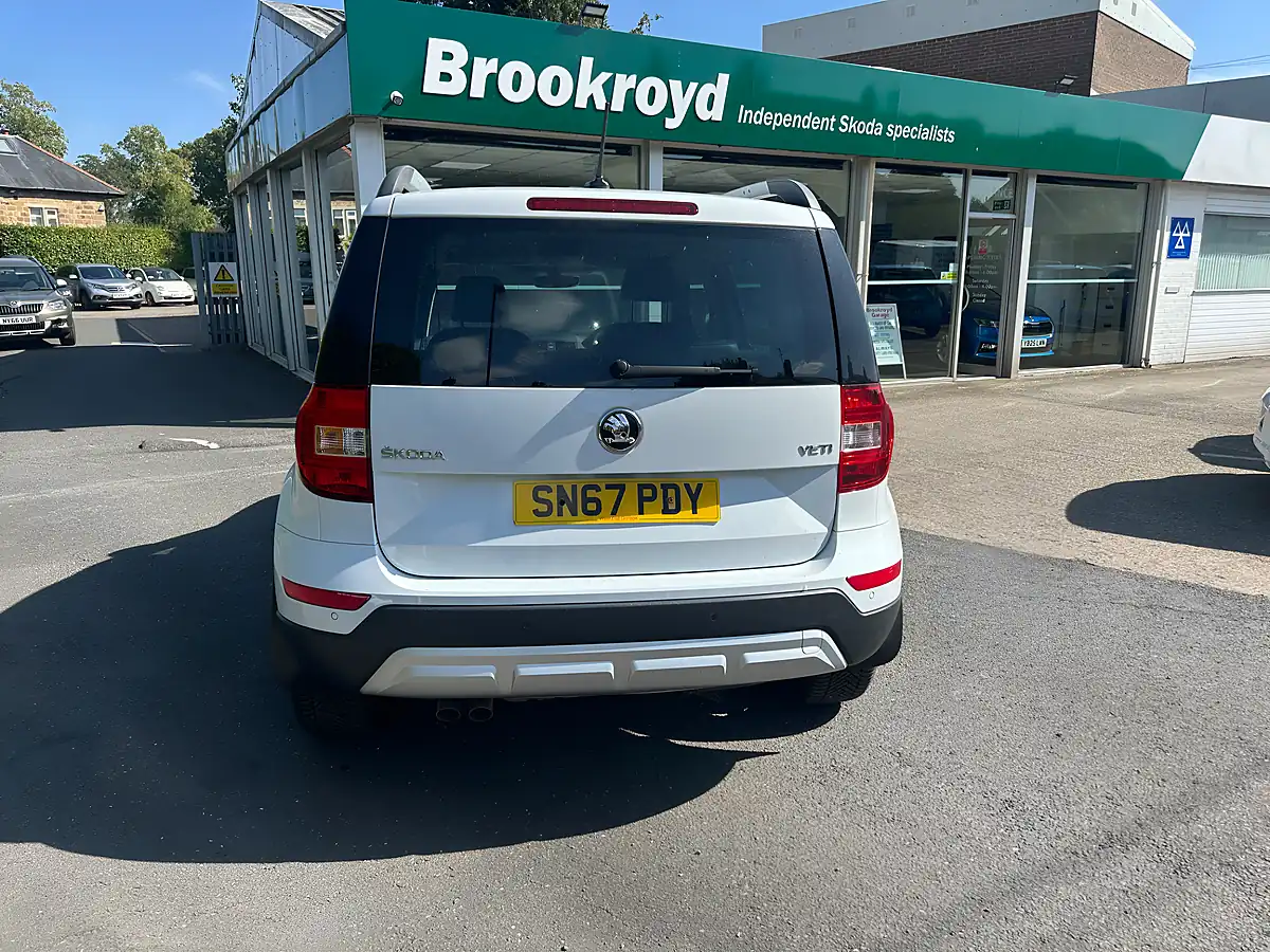 Used 2017 Skoda Yeti Outdoor Se L Drive White - Interior and Exterior details 6