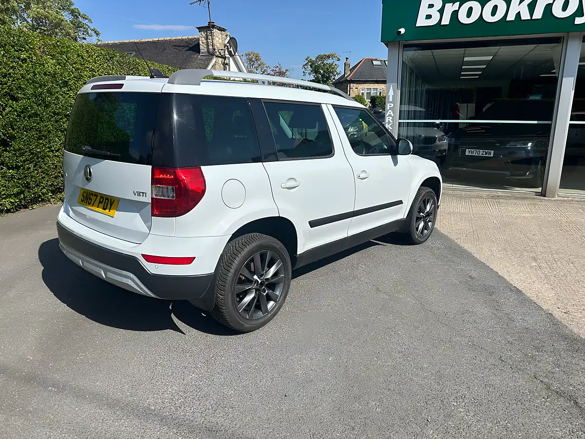 Used 2017 Skoda Yeti Outdoor Se L Drive White - Interior and Exterior details 7