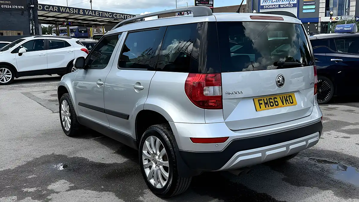 Used 2017 Skoda Yeti Se Business Outdoor Silver - Interior and Exterior details 5