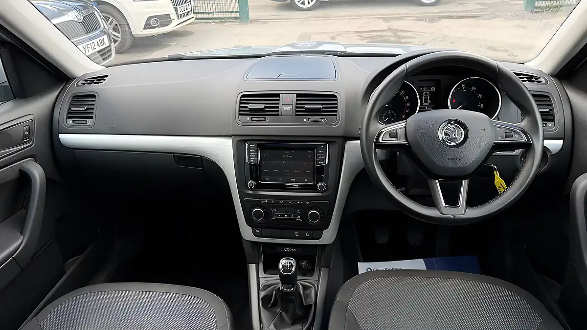 Used 2017 Skoda Yeti Se Business Outdoor Silver - Interior and Exterior details 9