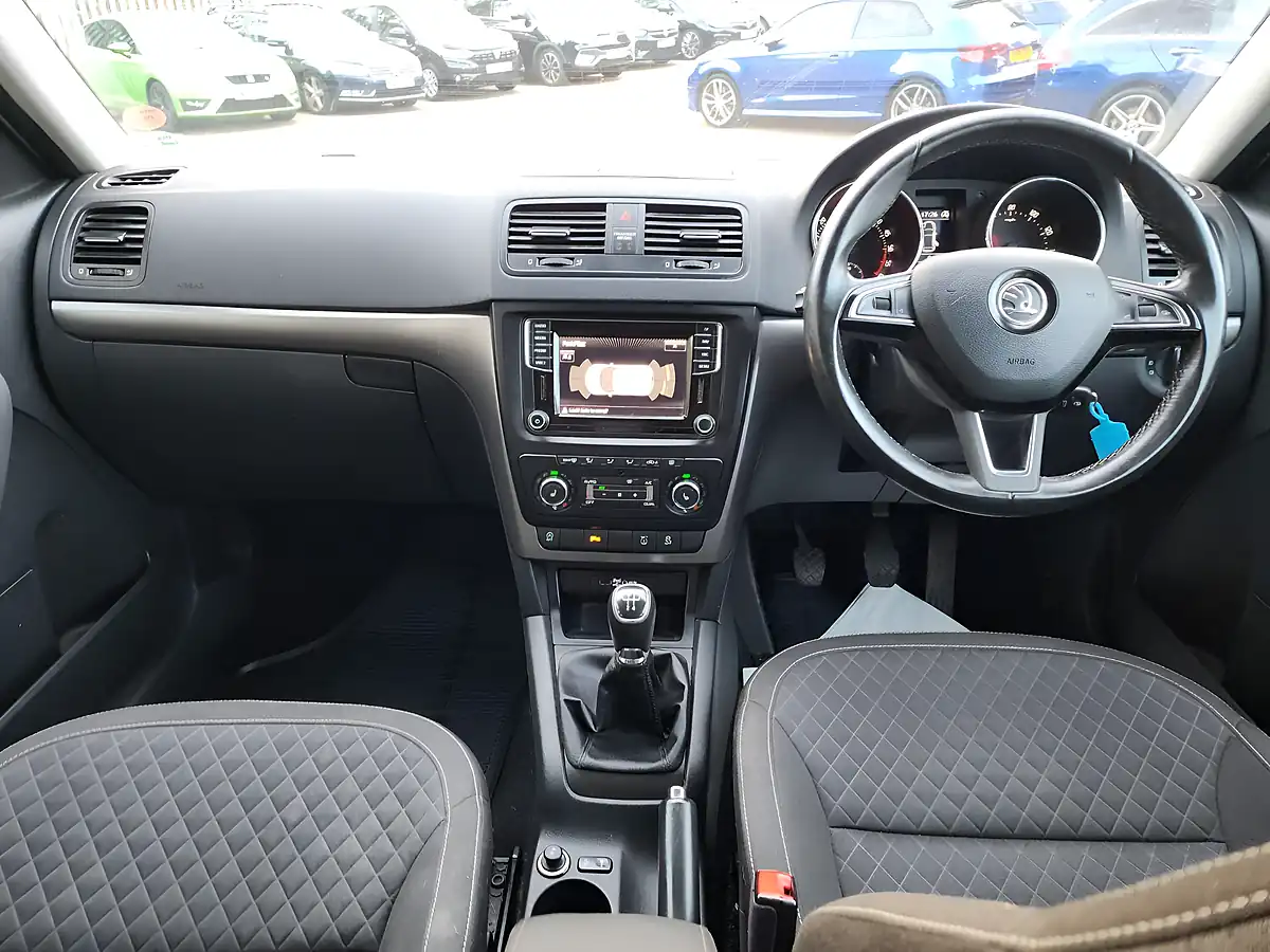 Used 2017 Skoda Yeti Se Drive Silver - Interior and Exterior details 8