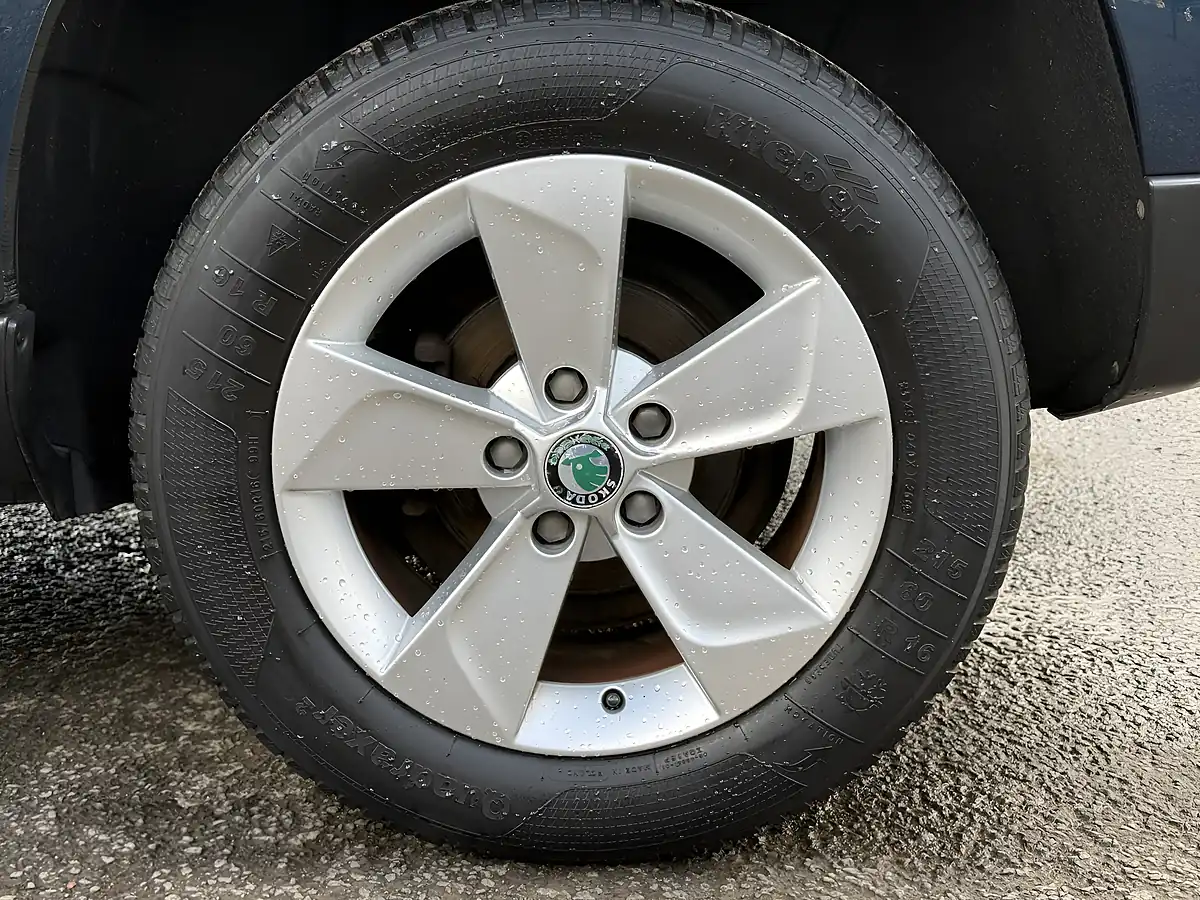 Used 2017 Skoda Yeti Se L Drive Blue - Interior and Exterior details 11