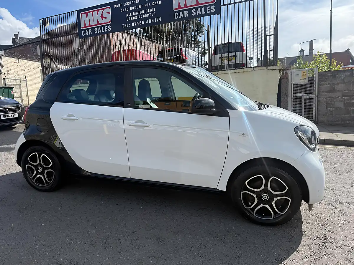 Used 2017 Smart Forfour Prime (premium Plus) White - Interior and Exterior details 10