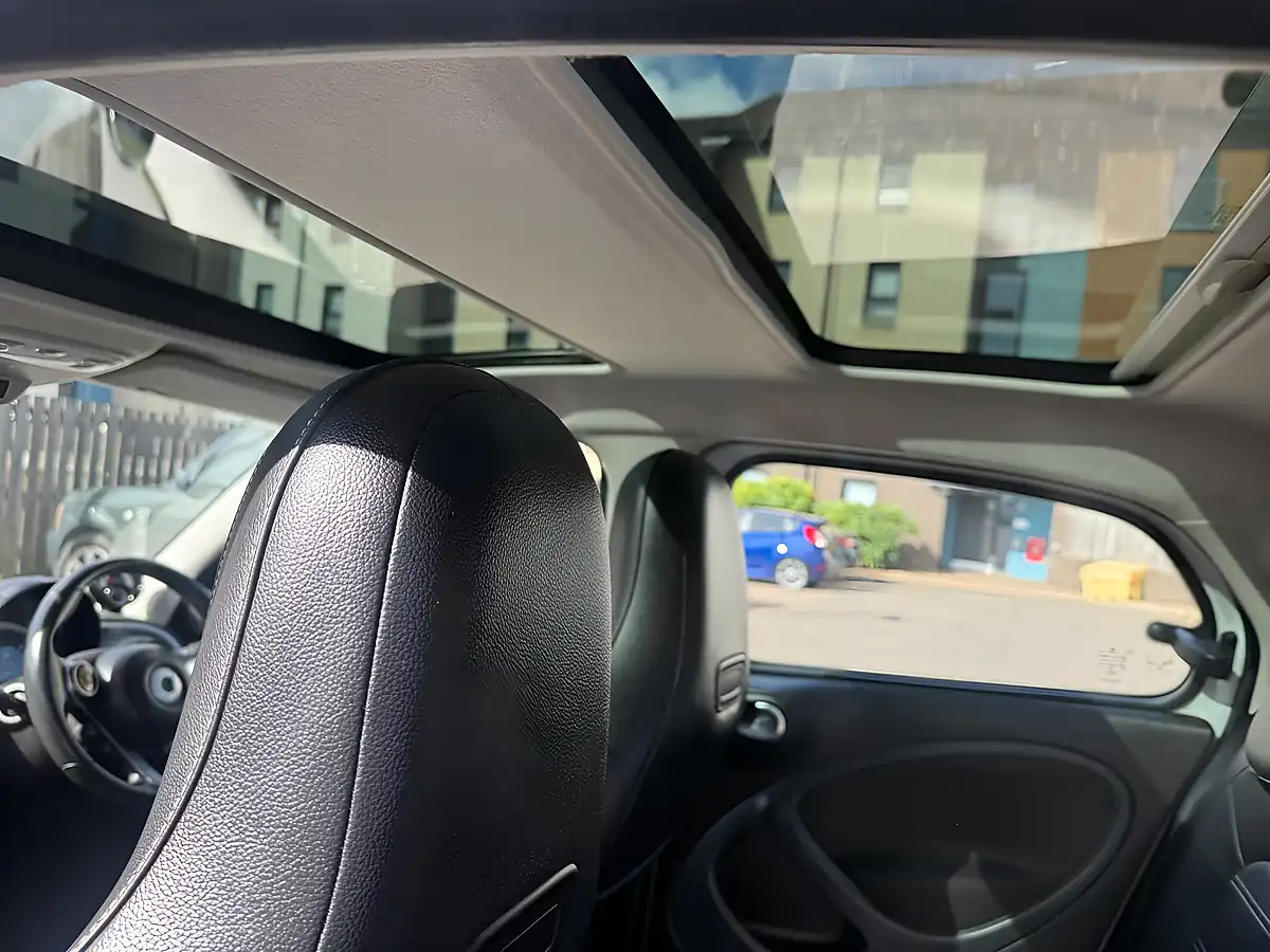 Used 2017 Smart Forfour Prime (premium Plus) White - Interior and Exterior details 15