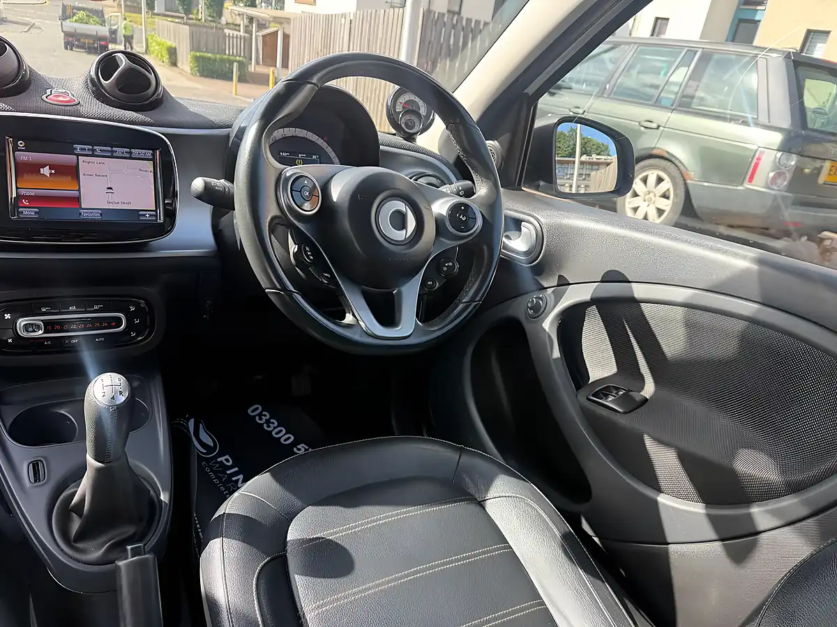 Used 2017 Smart Forfour Prime (premium Plus) White - Interior and Exterior details 18