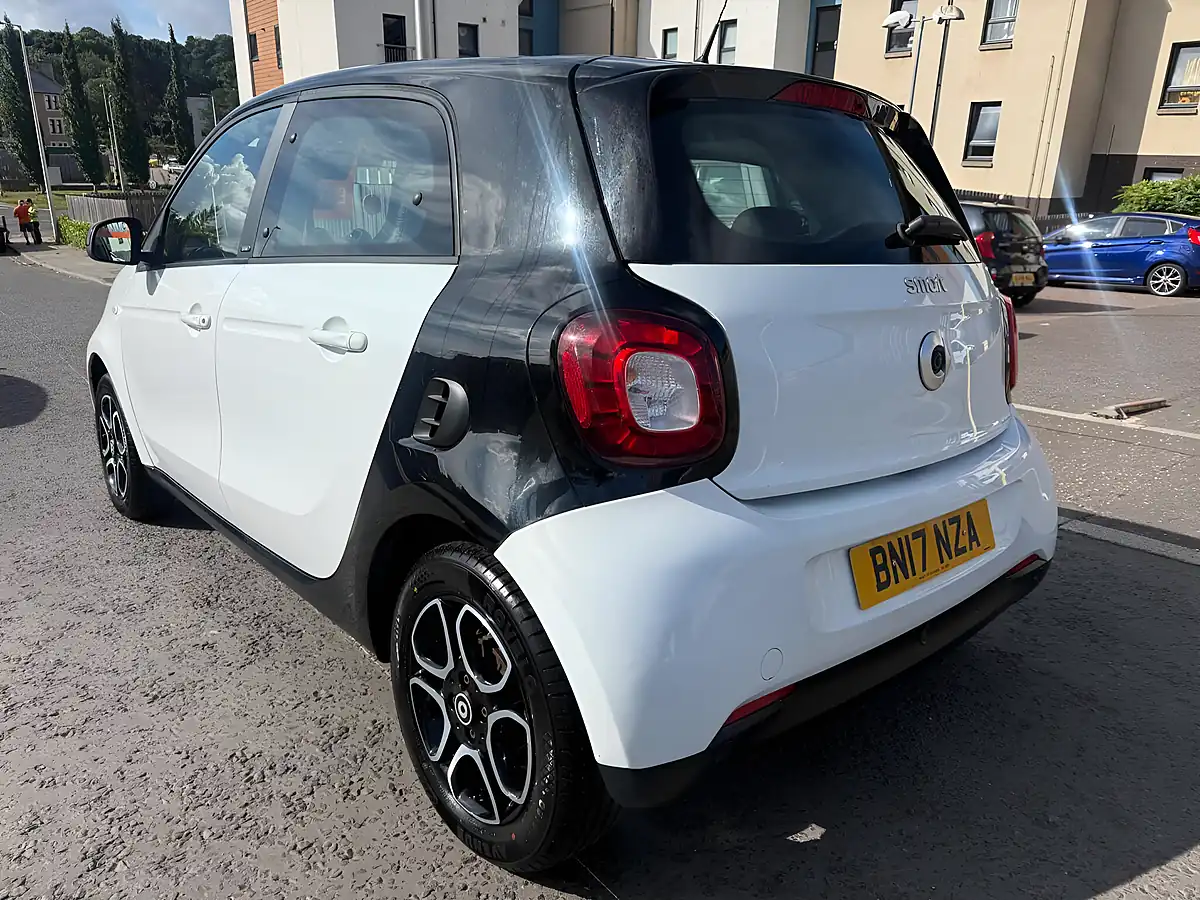 Used 2017 Smart Forfour Prime (premium Plus) White - Interior and Exterior details 7