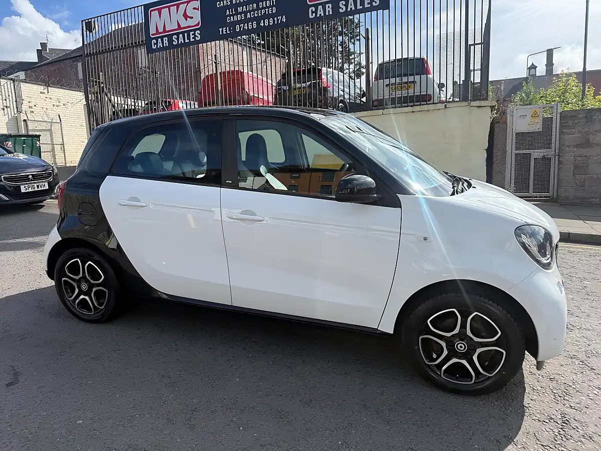Used 2017 Smart Forfour Prime (premium Plus) White - Interior and Exterior details 9