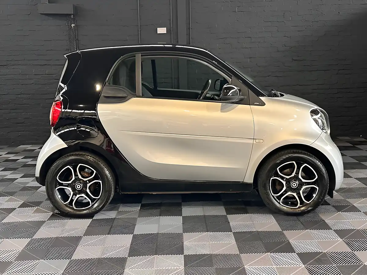 Used 2017 Smart Fortwo Prime Premium Cool Silver - Interior and Exterior details 3