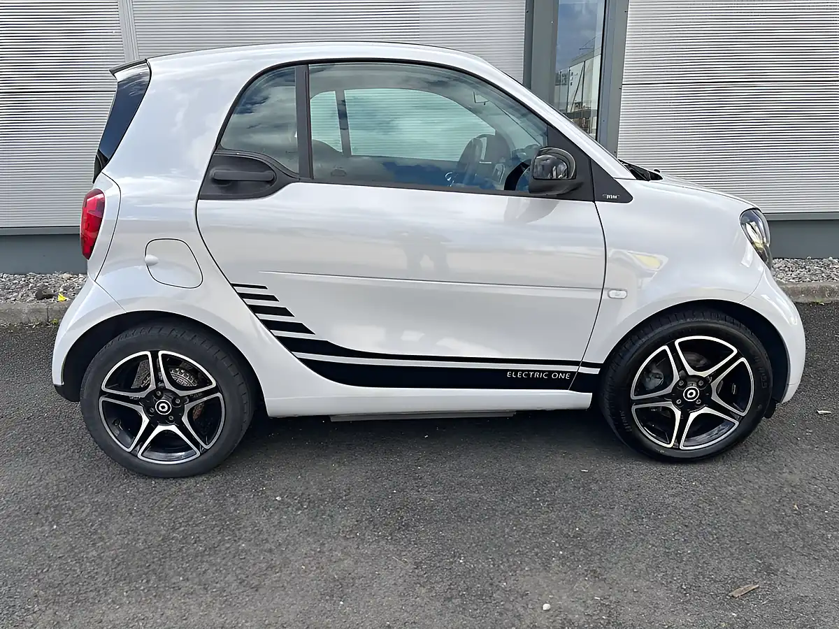 Used 2017 Smart Fortwo Prime (premium Plus) Black - Interior and Exterior details 4