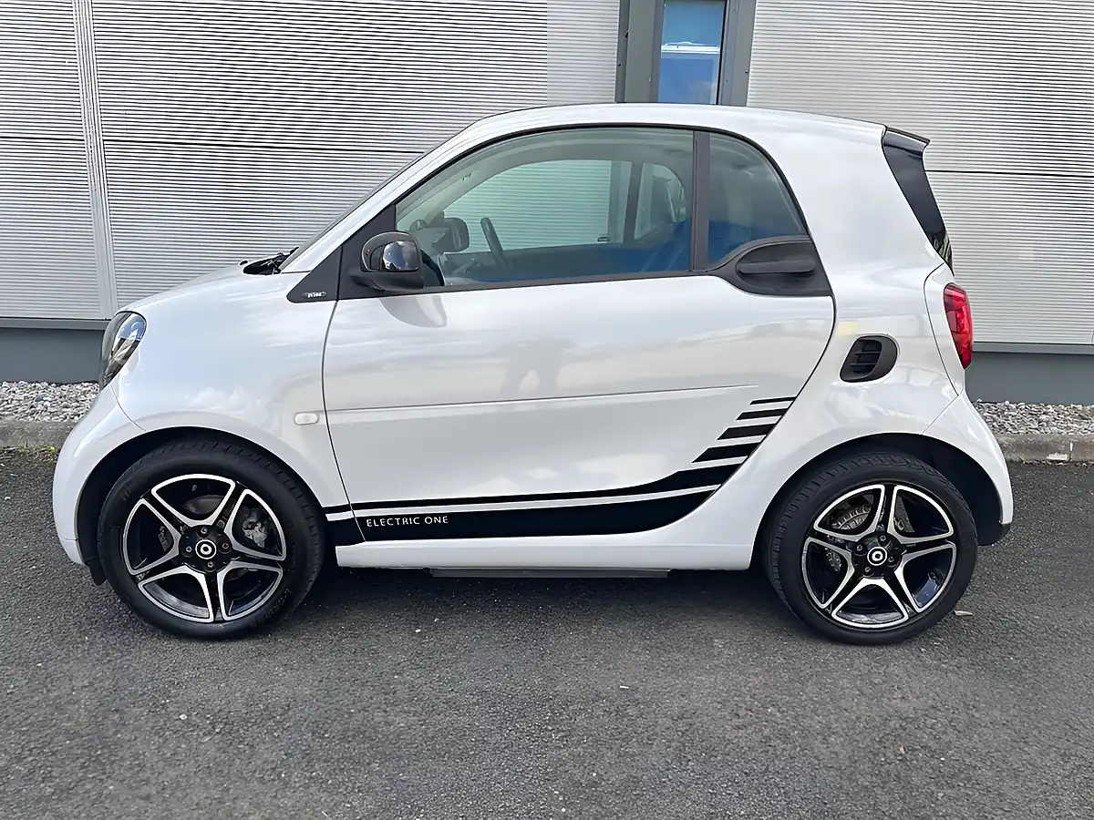 Used 2017 Smart Fortwo Prime (premium Plus) Black - Interior and Exterior details 5