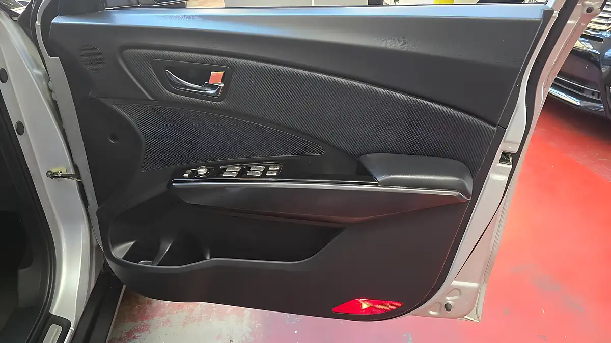 Used 2017 Ssangyong Tivoli Xlv Elx Silver - Interior and Exterior details 14