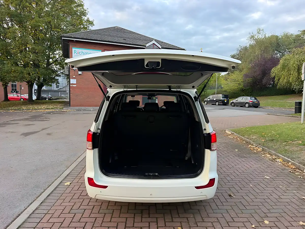 Used 2017 Ssangyong Turismo Elx White - Interior and Exterior details 10