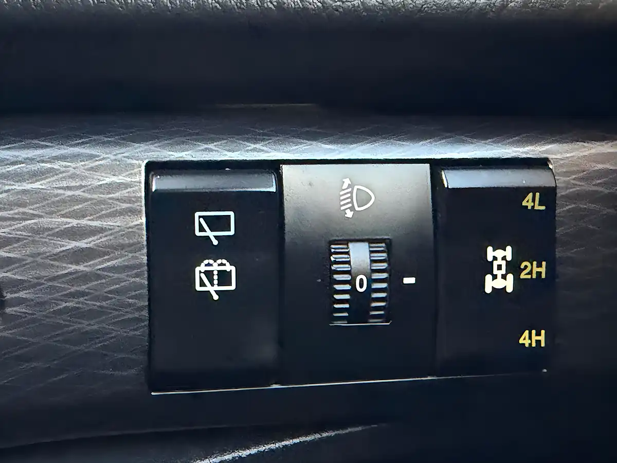 Used 2017 Ssangyong Turismo Elx White - Interior and Exterior details 16