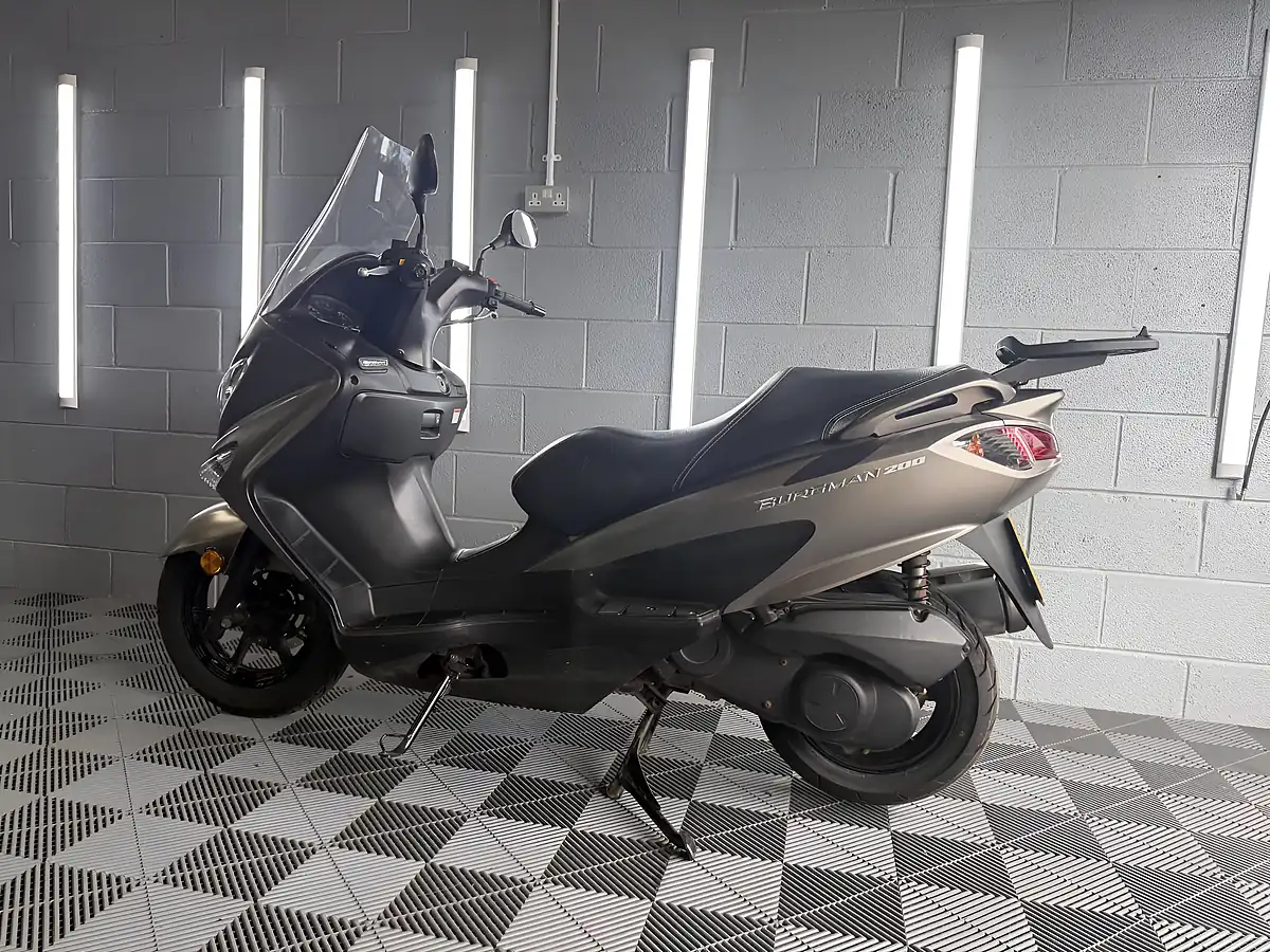 Used 2017 Suzuki Burgman 200 Silver - Interior and Exterior details 11