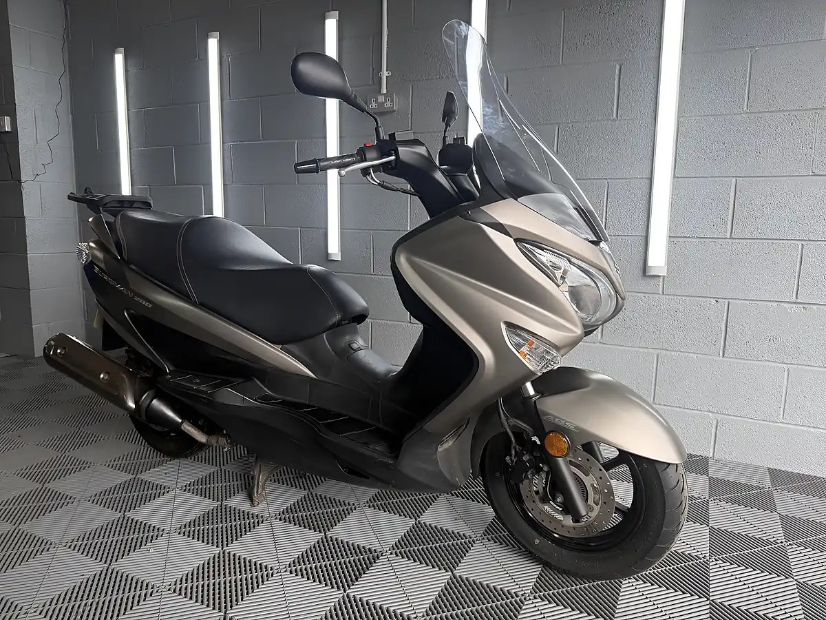 Used 2017 Suzuki Burgman 200 Silver - Interior and Exterior details 2