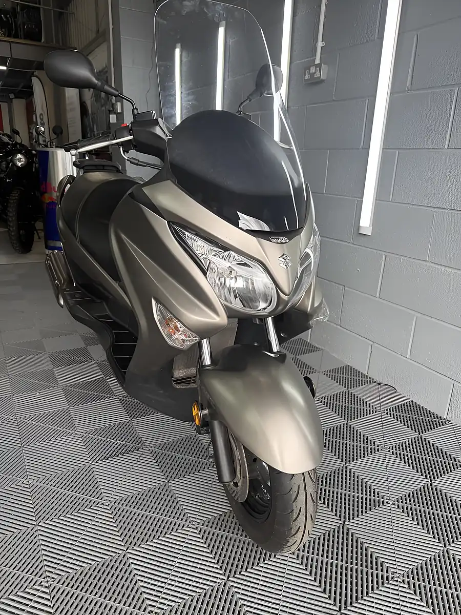 Used 2017 Suzuki Burgman 200 Silver - Interior and Exterior details 3