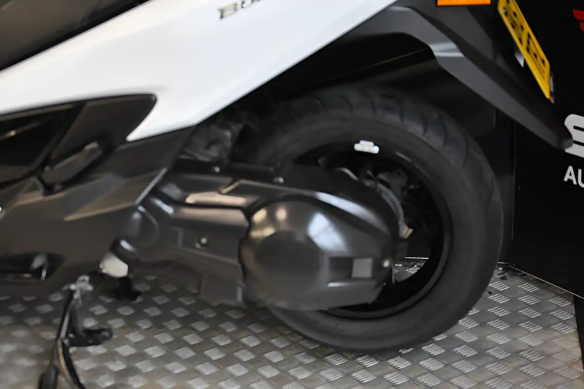 Used 2017 Suzuki Burgman 400 White - Interior and Exterior details 11