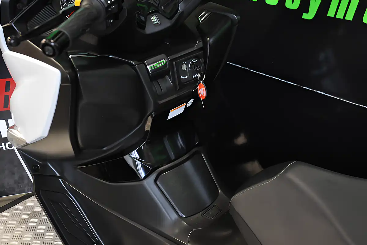 Used 2017 Suzuki Burgman 400 White - Interior and Exterior details 9