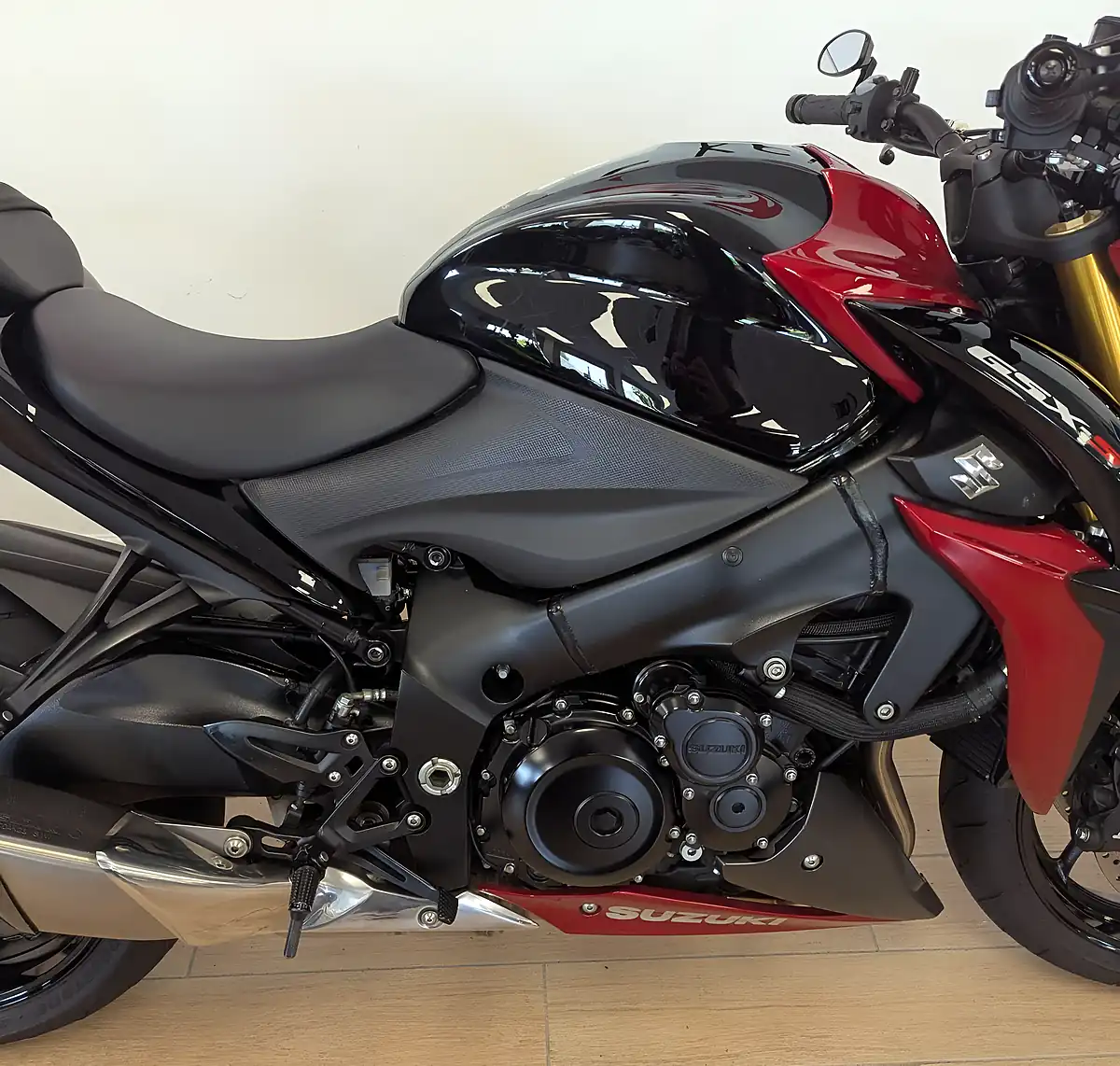 Used 2017 Suzuki GSX-S1000 Red - Interior and Exterior details 6