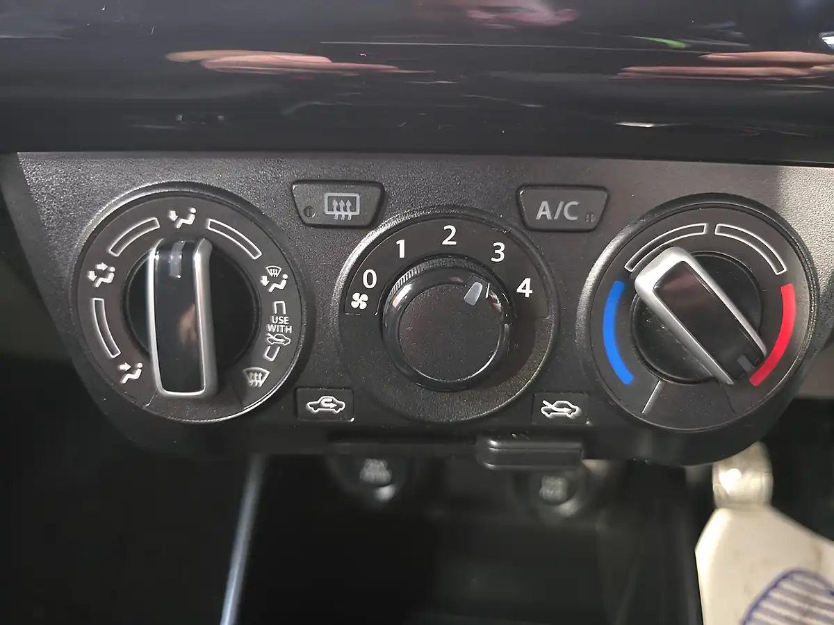 Used 2017 Suzuki Swift Sz-T Blue - Interior and Exterior details 20