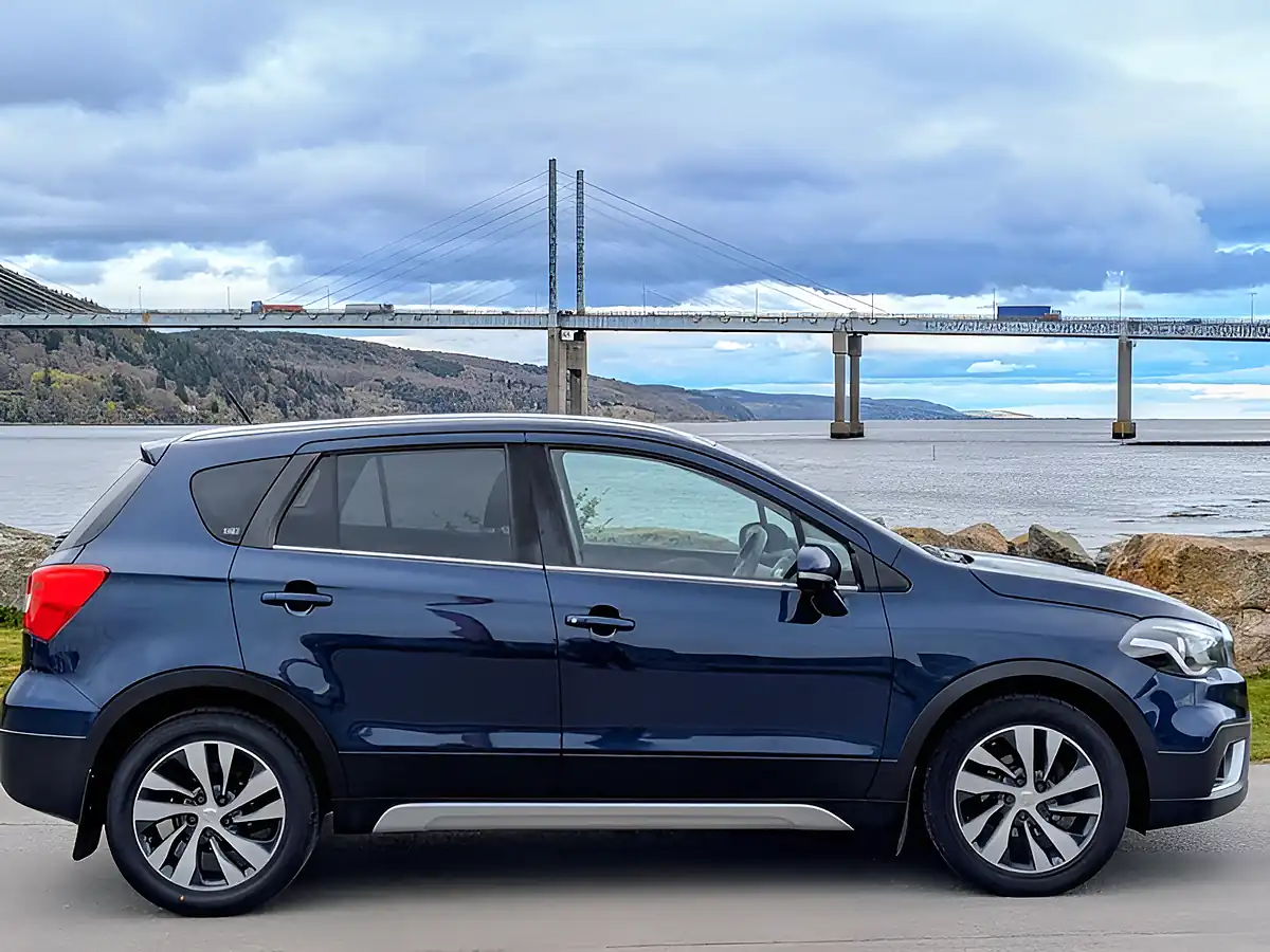 Used 2017 Suzuki SX4 S-Cross Sz-T Blue - Interior and Exterior details 4