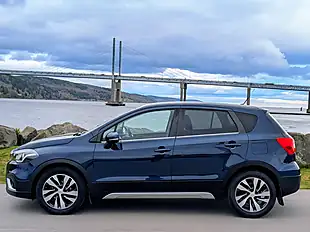 Used 2017 Suzuki SX4 S-Cross Sz-T Blue - Interior and Exterior details 8