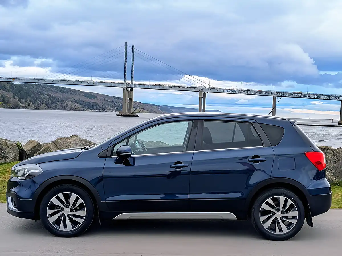 Used 2017 Suzuki SX4 S-Cross Sz-T Blue - Interior and Exterior details 8
