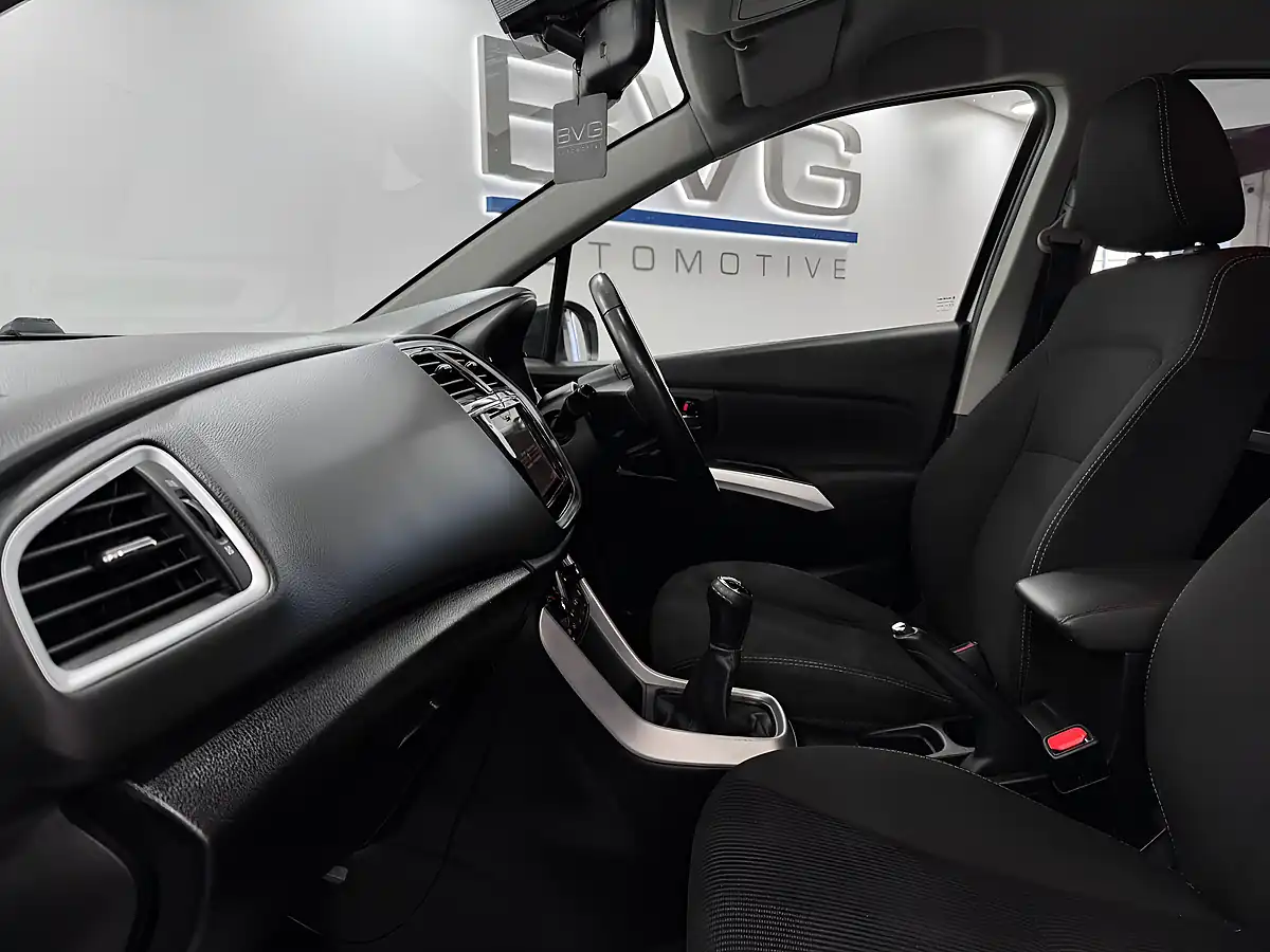 Used 2017 Suzuki SX4 S-Cross Sz-T White - Interior and Exterior details 17